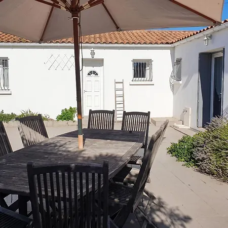 Дом отдыха Belle Maison De A Avec Terrasse La Bree-les-Bains