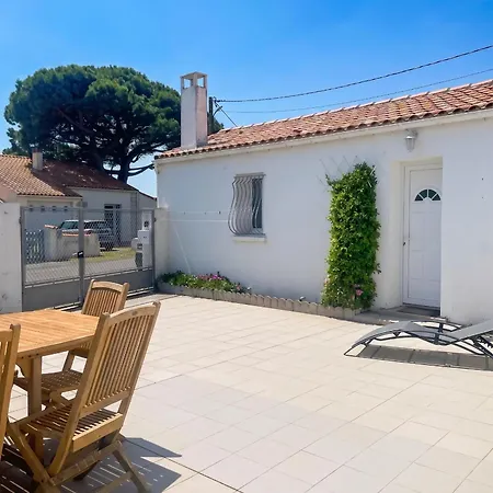 Дом отдыха Belle Maison De A Avec Terrasse La Bree-les-Bains